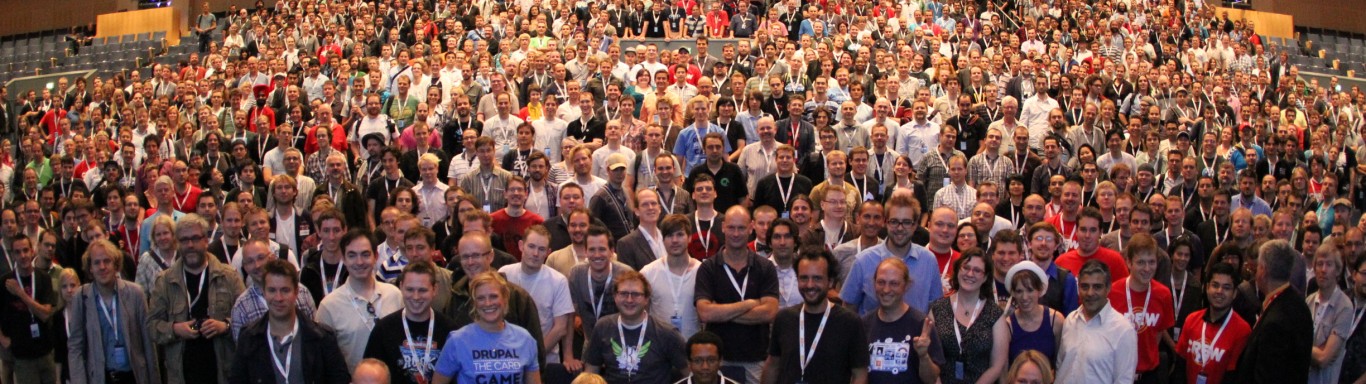 A crowd of Drupal developers for the DrupalCon 2010 group photo