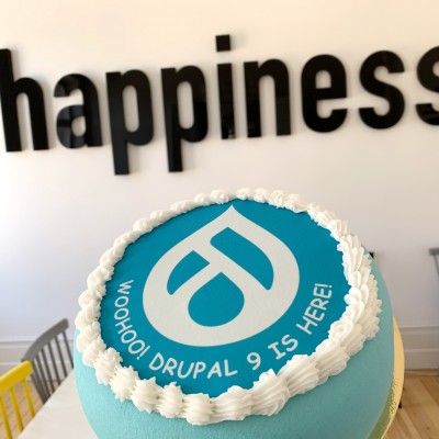 Cake with a Drupal 9 logo and the text: Woohoo! Drupal 9 is here!